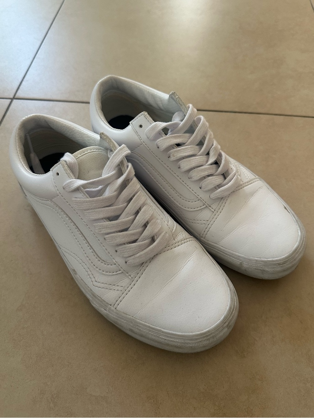 Classic White Leather Low-Top Vans